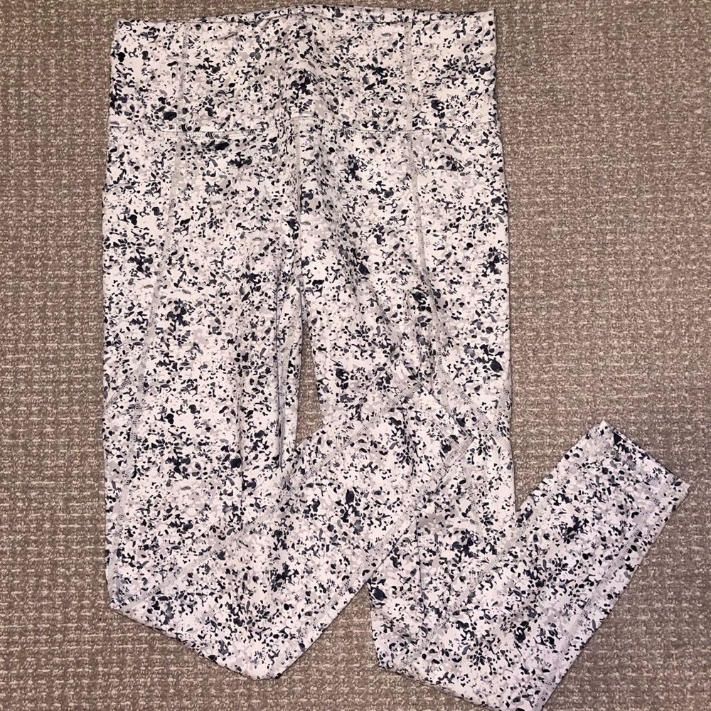 Athleta Salutation Stash Pocket White Pattern Legging